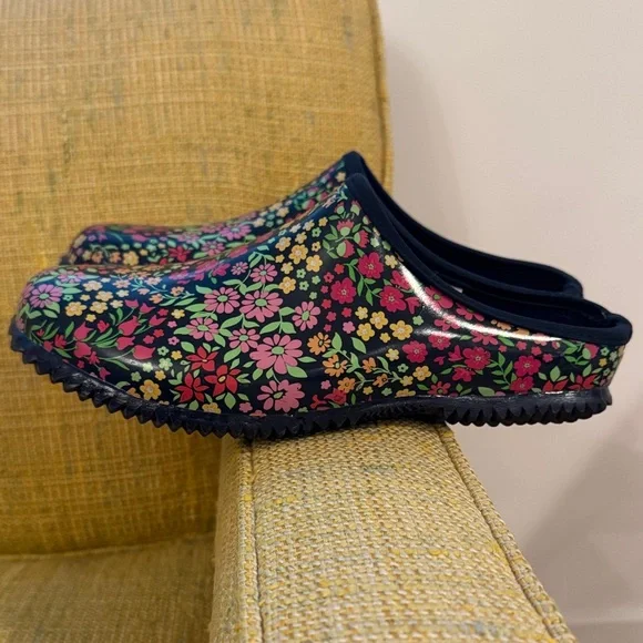 Size 9 Floral Western Chief Garden Women's Clogs - Picture 3 of 5